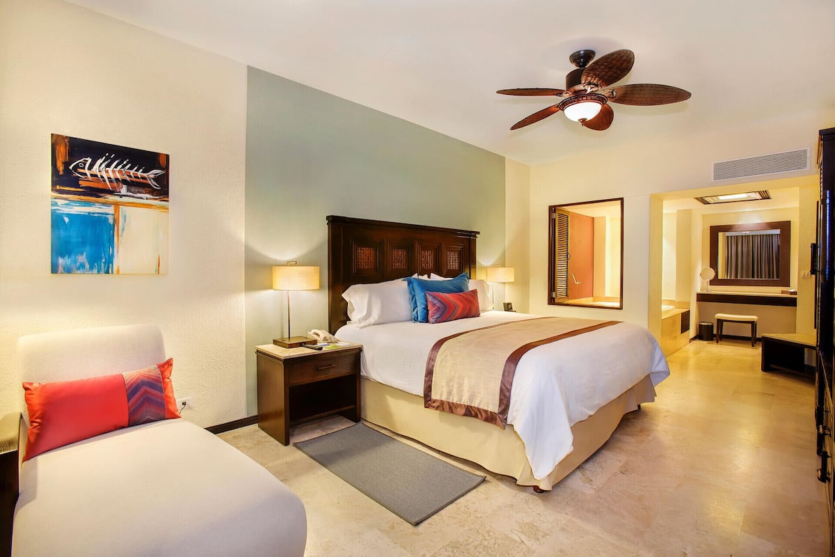 Premium bedding, down duvets, in-room safe, blackout curtains