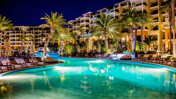 2 albercas al aire libre, sombrillas en la alberca y camastros