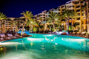 2 室外游泳池，池畔遮阳伞，日光浴躺椅