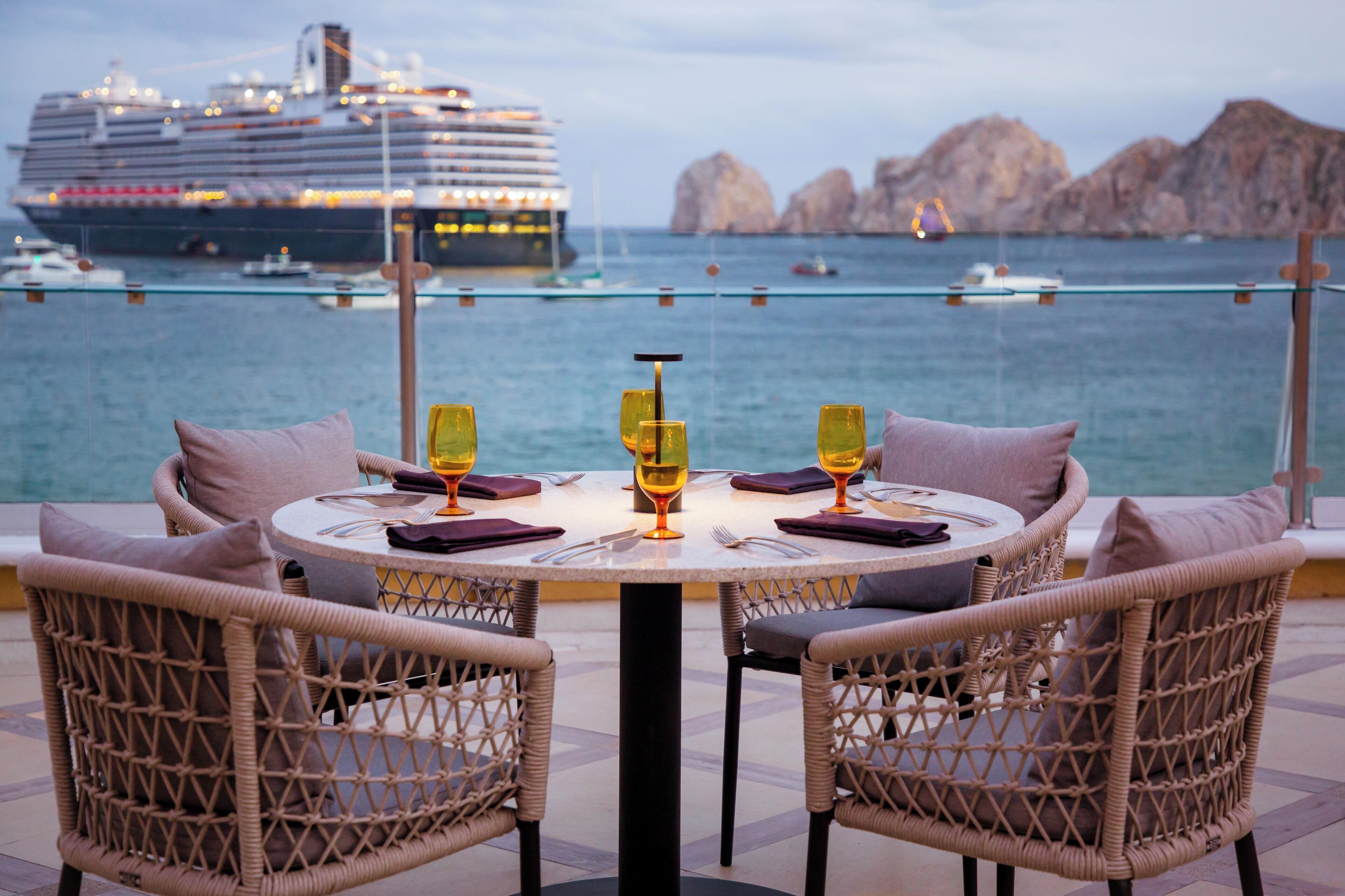 3 restaurantes; se sirven desayunos 