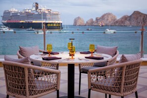 3 restaurants, breakfast served