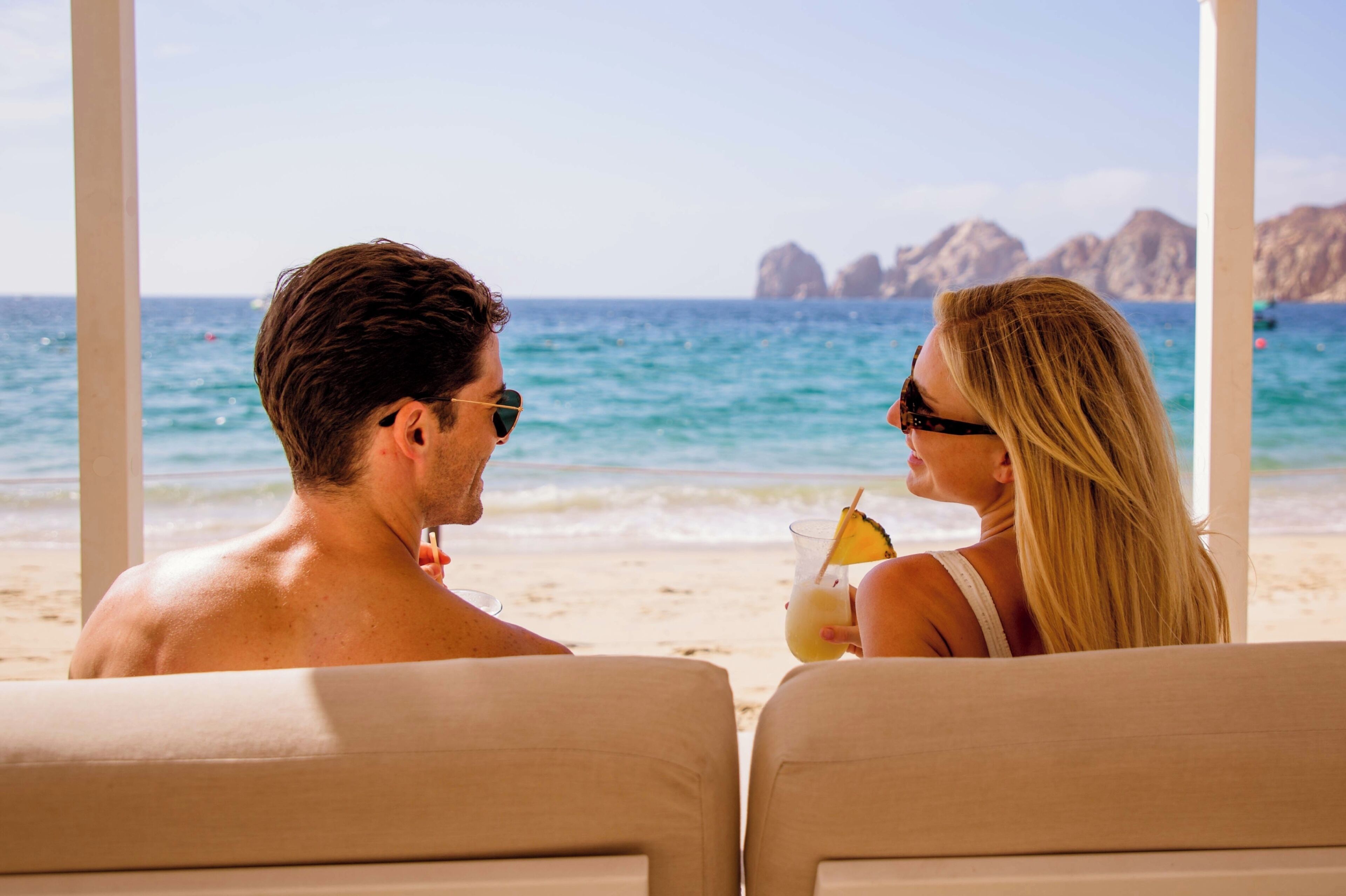 Aan een privéstrand, parasols, strandlakens, massage op het strand