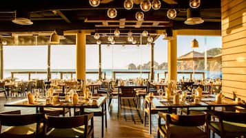 Se ofrece un desayuno bufé (45 USD por persona)