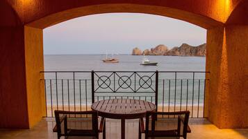 2 Bedroom Suite Ocean Front No Meals Included | Terraza o patio