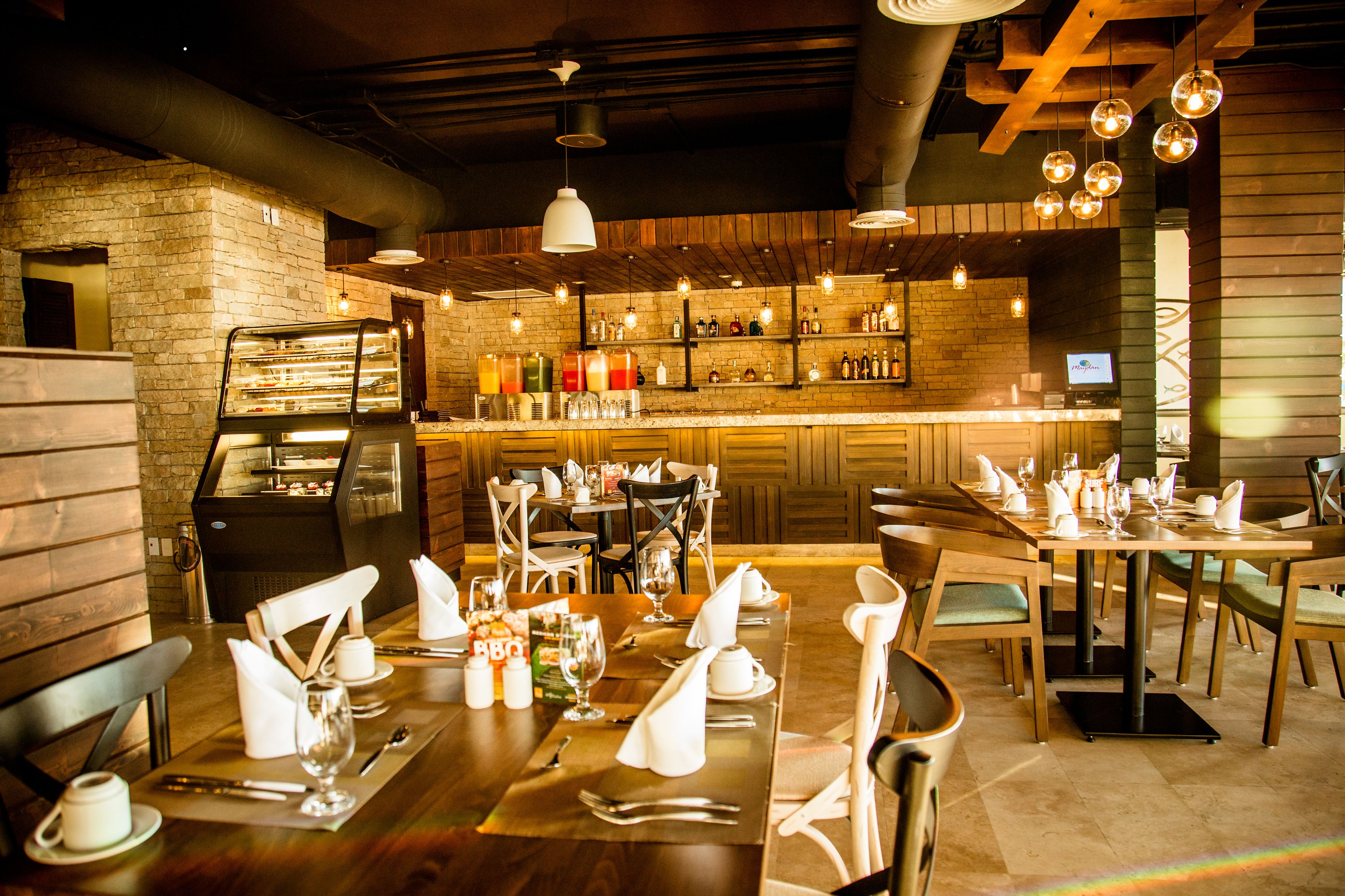 3 restaurants, breakfast served