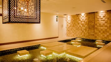 Salas de tratamiento para parejas, sauna y tina de hidromasaje