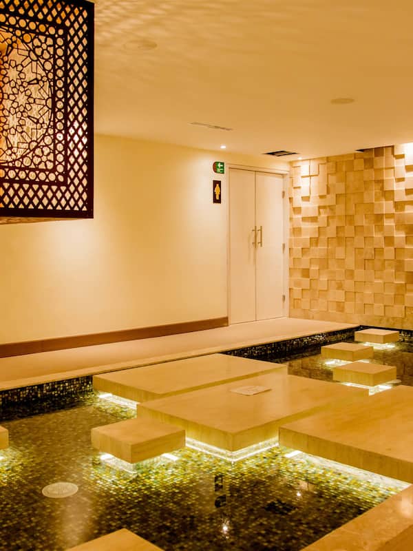 Couples treatment rooms, sauna, hot tub, body treatments, hydrotherapy