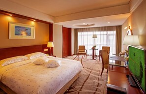 Een minibar, een kluis op de kamer, een bureau, verduisterende gordijnen