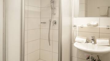 Deluxe-Doppelzimmer | Badezimmer | Kostenlose Toilettenartikel, Haartrockner, Handtücher