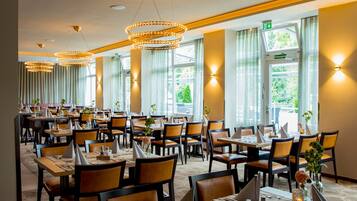 Tägliches Frühstücksbuffet (18.00 EUR pro Person)