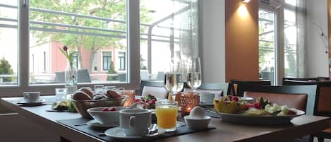 Tägliches Frühstücksbuffet (18.00 EUR pro Person)