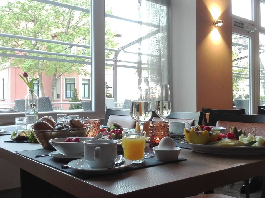 Desayuno buffet diario (EUR 18.00 por persona)
