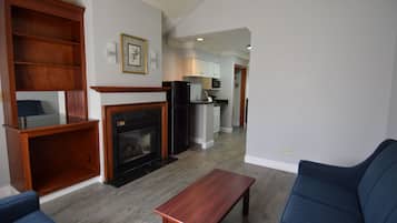 Executive Suite, 1 King Bed with Sofa bed, Non Smoking, Kitchenette | Living area