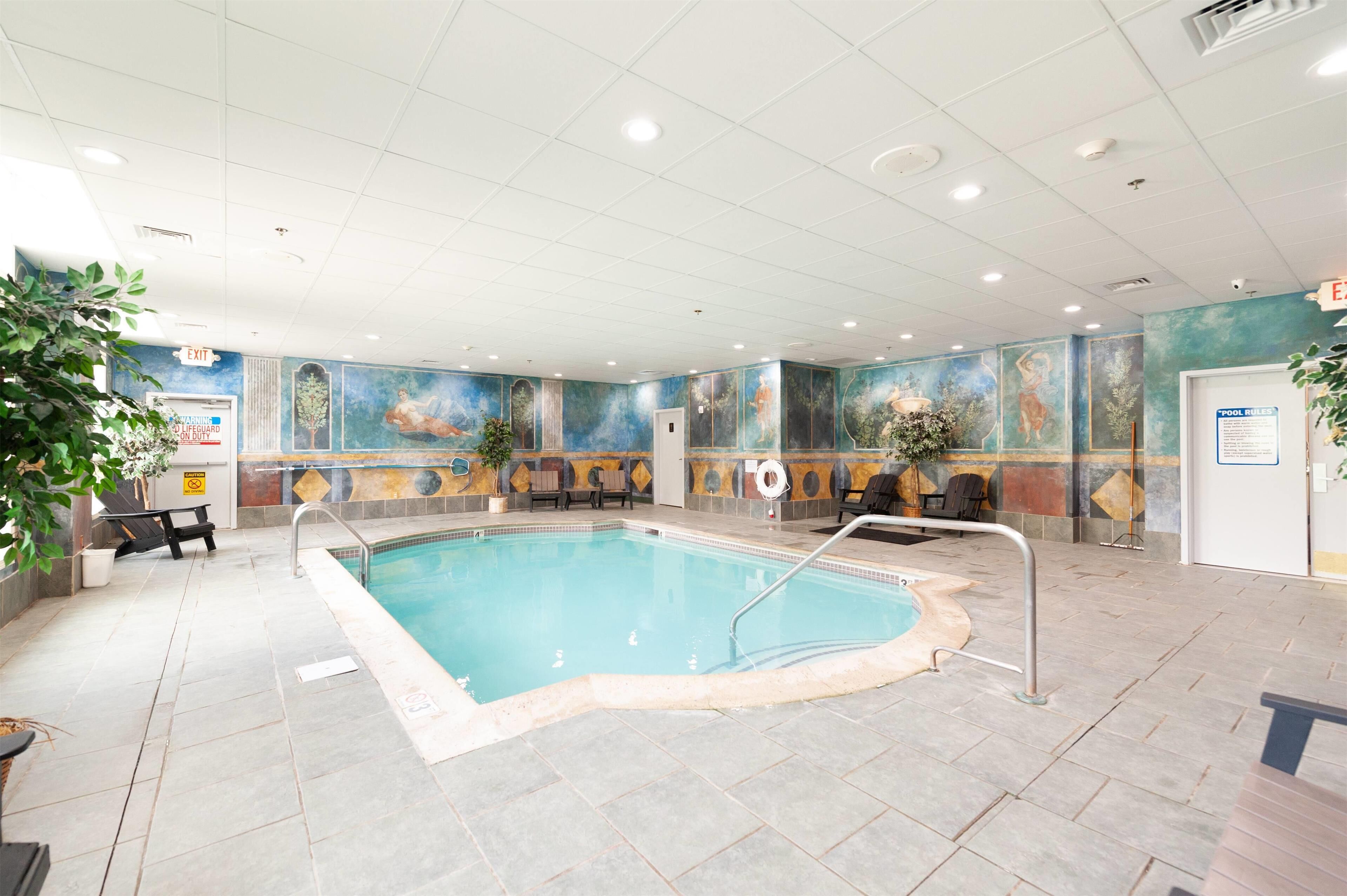 من حمّامات السباحة المغطاة