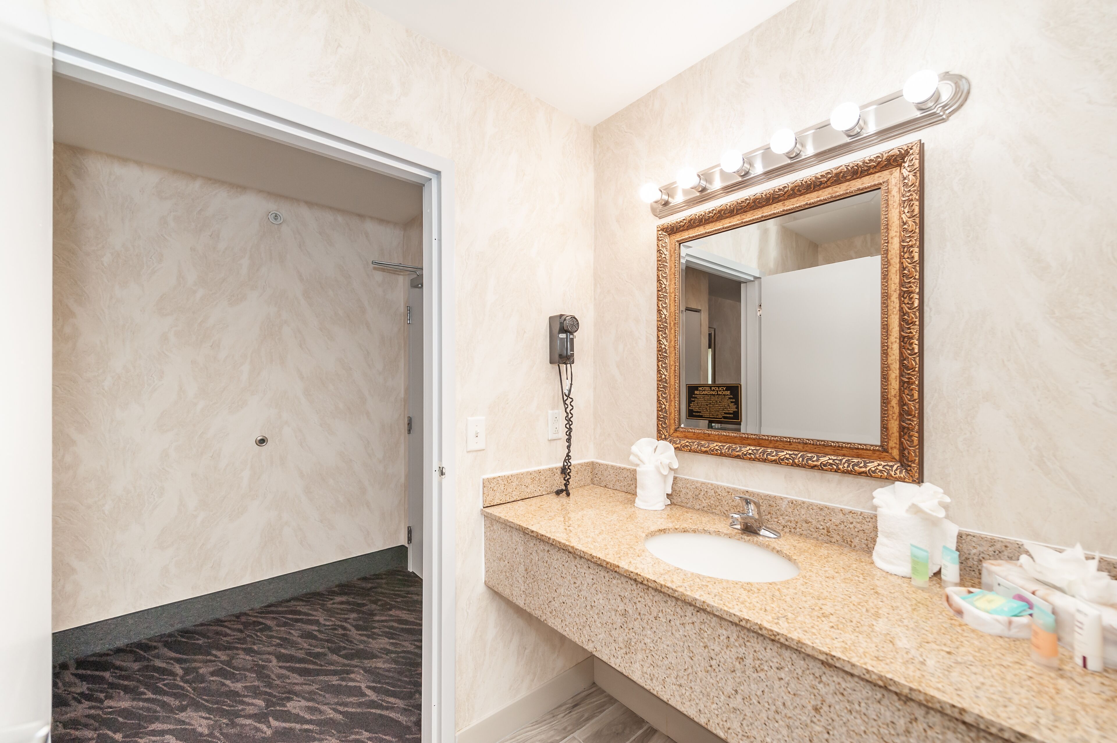 Une salle de bain avec un meuble-lavabo, un évier et un miroir.