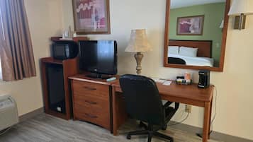 Kamar, 1 Tempat Tidur King, akses difabel, Bebas Asap Rokok | Meja kerja, ruang kerja ramah laptop, dan setrika/meja setrika