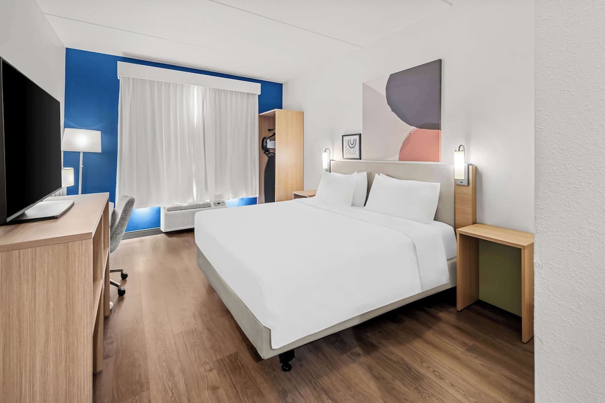 Room, 1 Katil Raja (King), Accessible (Mobility & Hearing, Roll-in Shower) | Peralatan tempat tidur hipoalergenik, meja, ruang kerja komputer riba