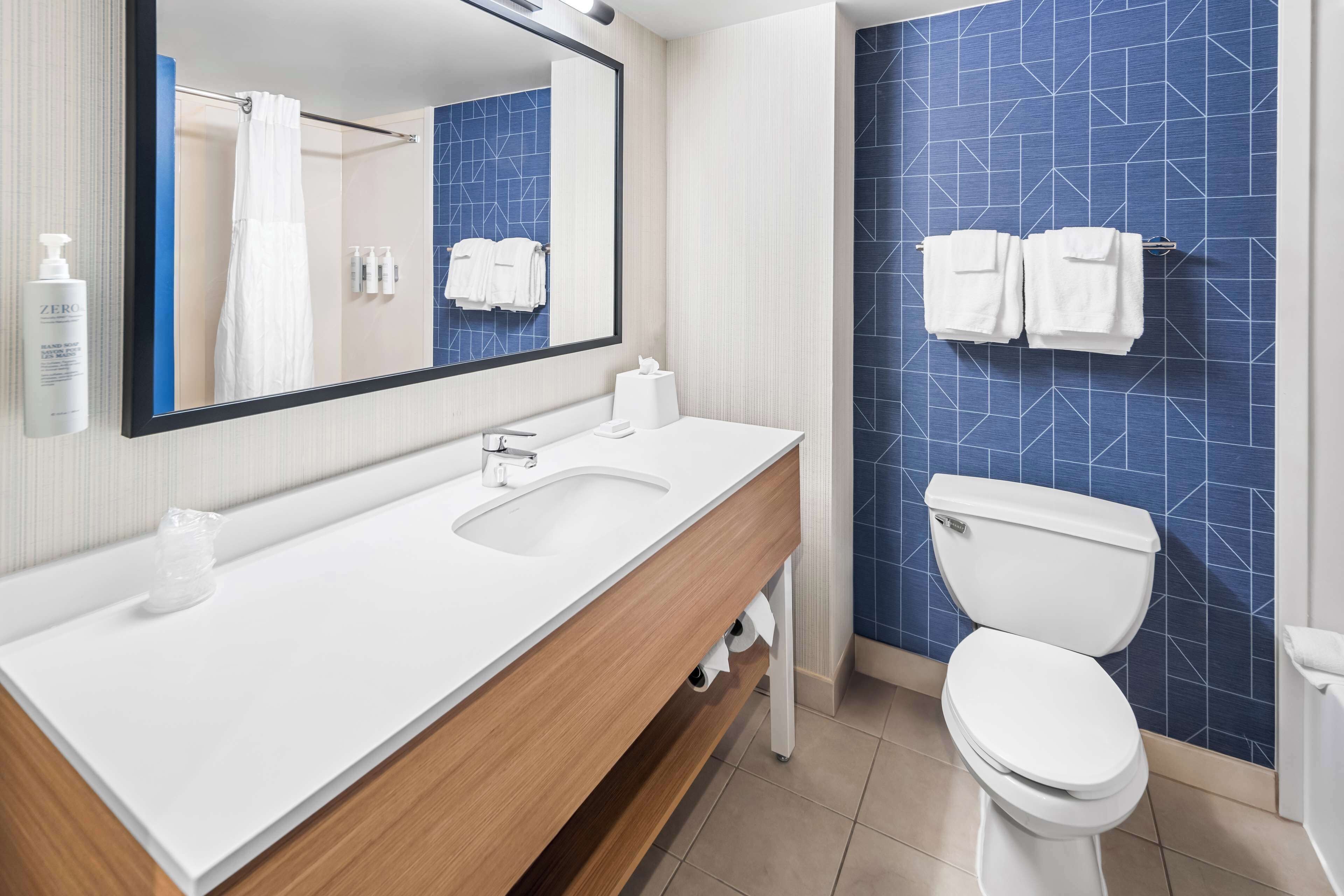 Studio, 1 King Bed | Bathroom | Combined shower/tub, free toiletries, hair dryer, towels