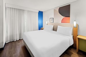 Habitación, 1 cama King size | Ropa de cama hipoalergénica y escritorio 
