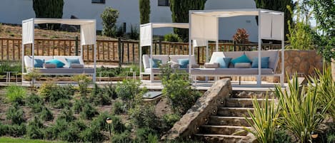 Una piscina al aire libre de temporada