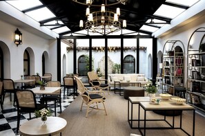 Courtyard - Hotel Hospes Palacio de Arenales & Spa (Cáceres)