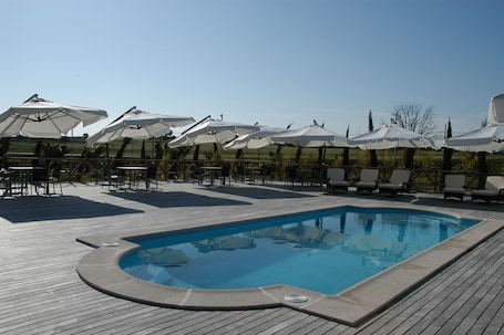 Una piscina al aire libre de temporada. Hotel Hospes Palacio de Arenales & Spa