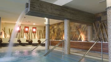 Una piscina al aire libre de temporada