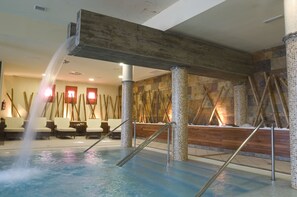 Seasonal outdoor pool - Hotel Hospes Palacio de Arenales & Spa (Cáceres)