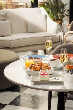 Café da manhã com buffet todos os dias (EUR 27 por pessoa) 