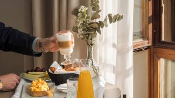 Desayuno buffet (EUR 27 por persona)