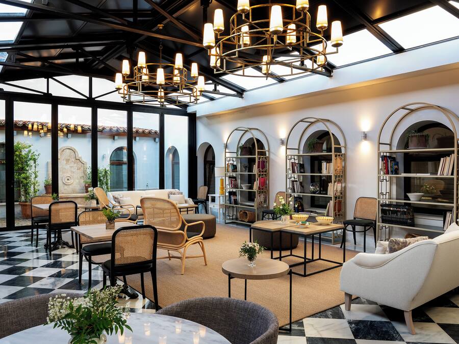 En 27-tommers Flatskjerm-TV med digitale kanaler samt TV