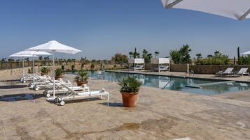 Piscine extérieure (ouverte en saison)