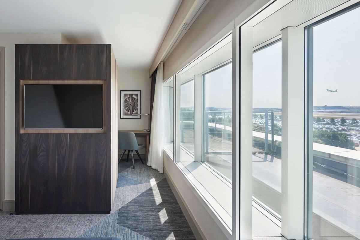 hypo-allergenic bedding, in-room safe, desk, laptop workspace