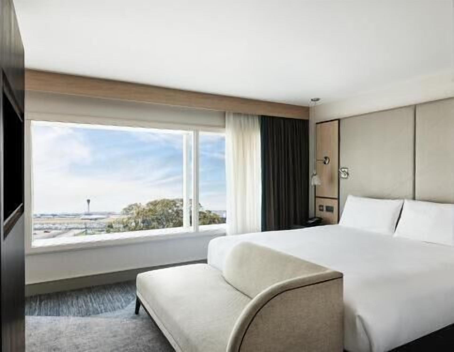 Hypo-allergenic bedding, in-room safe, desk, laptop workspace