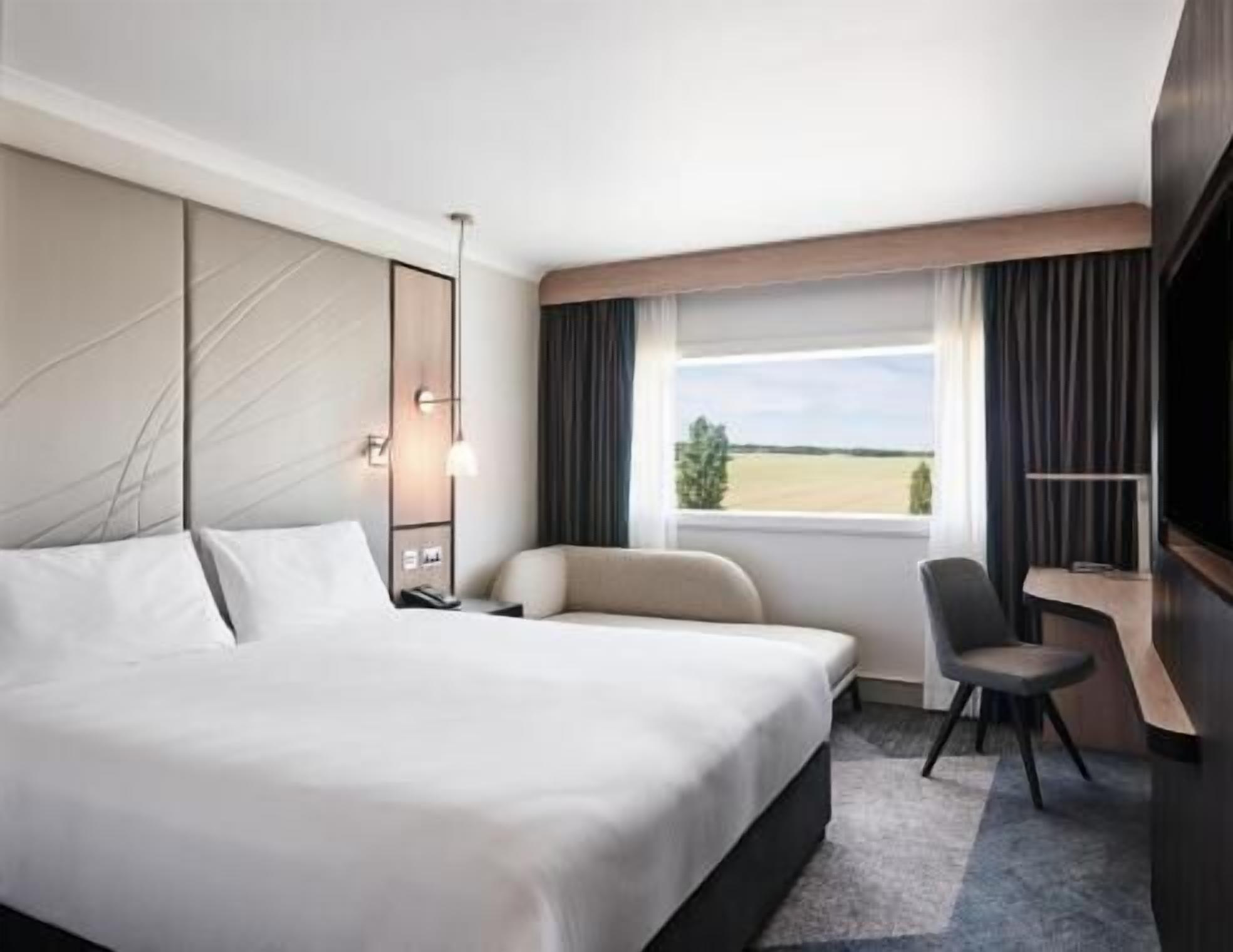 Hypo-allergenic bedding, in-room safe, desk, laptop workspace