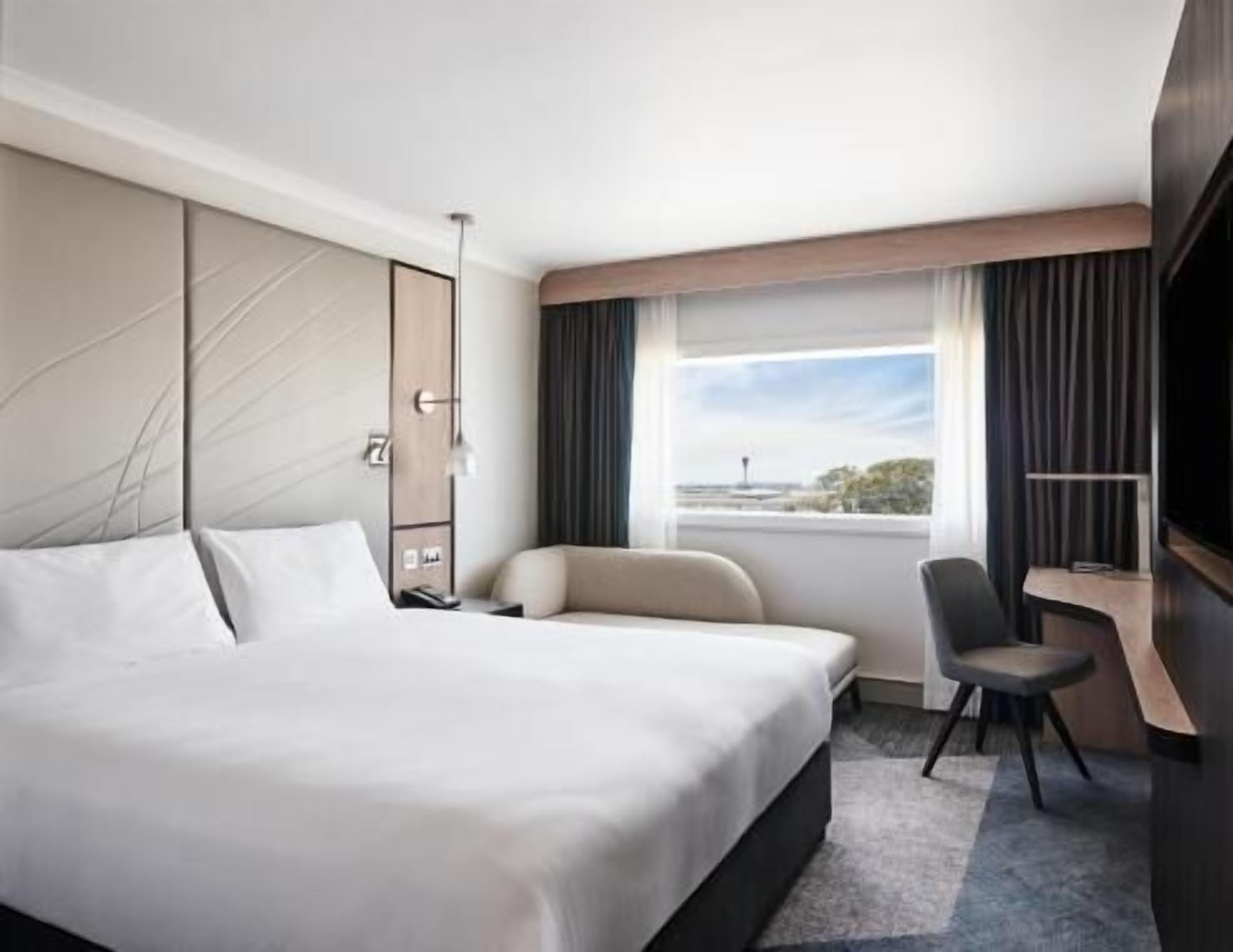 Hypo-allergenic bedding, in-room safe, desk, laptop workspace