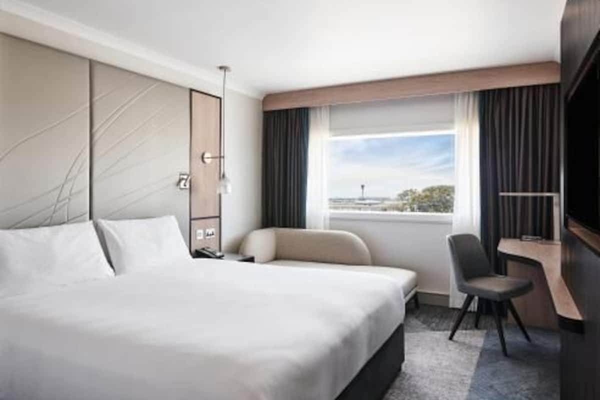 Hypo-allergenic bedding, in-room safe, desk, laptop workspace