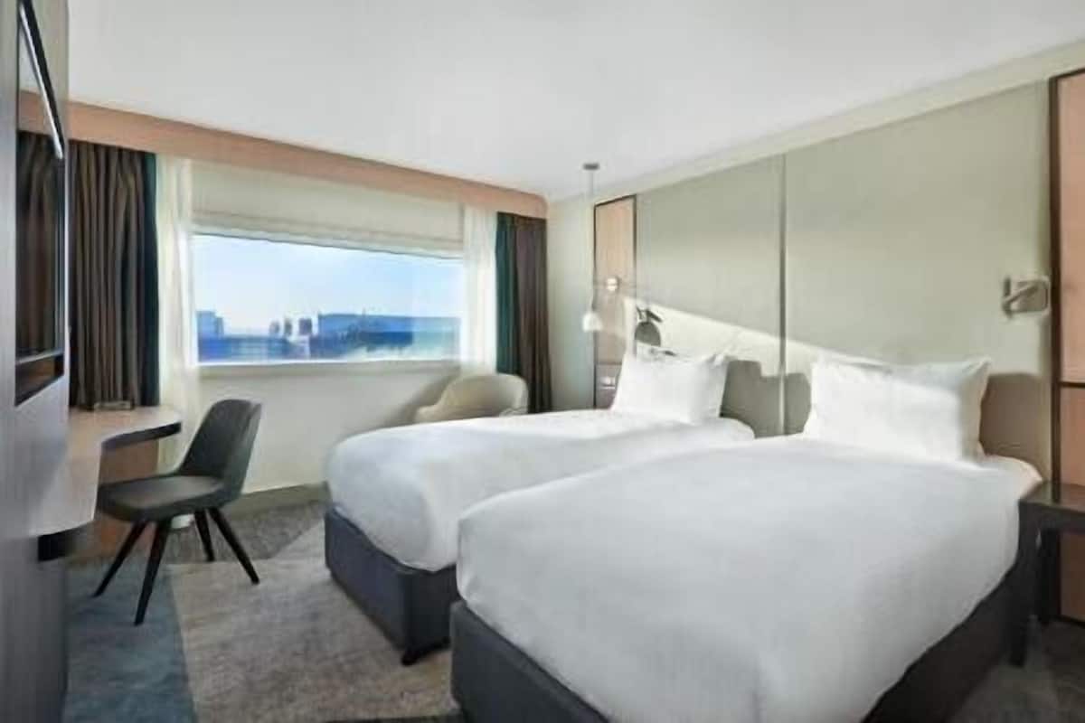 Hypo-allergenic bedding, in-room safe, desk, laptop workspace