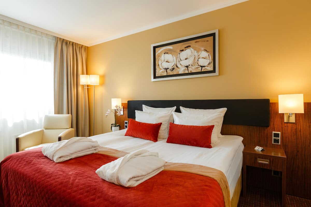 Quarto casal ou duplo superior | Roupas de cama antialérgicas, frigobar, cofres nos quartos, escrivaninha