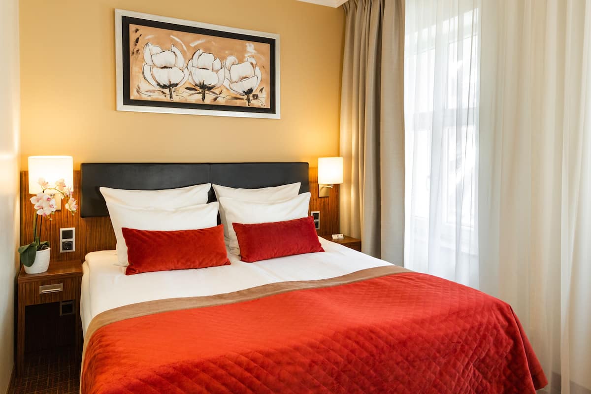 Quarto casal ou duplo standard | Roupas de cama antialérgicas, frigobar, cofres nos quartos, escrivaninha