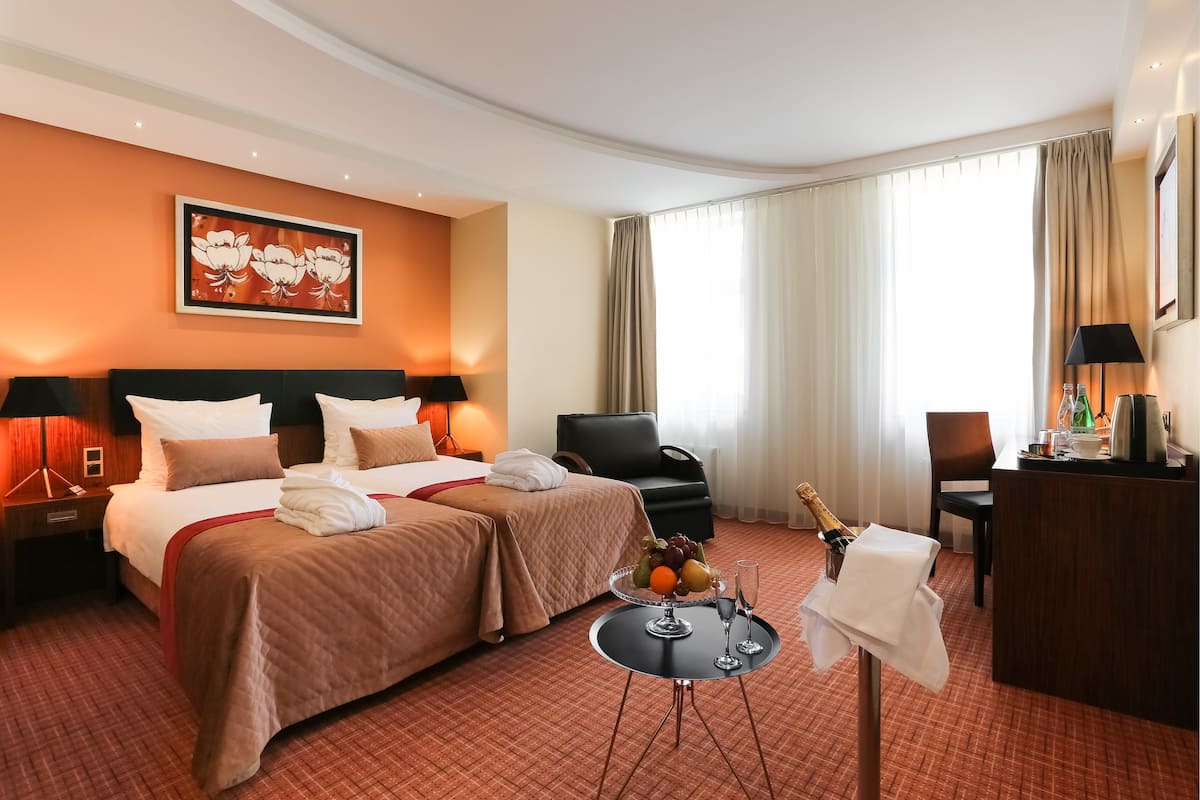 Junior Suite, 1 Double or 2 Twin Beds | 1 bedroom, hypo-allergenic bedding, minibar, in-room safe