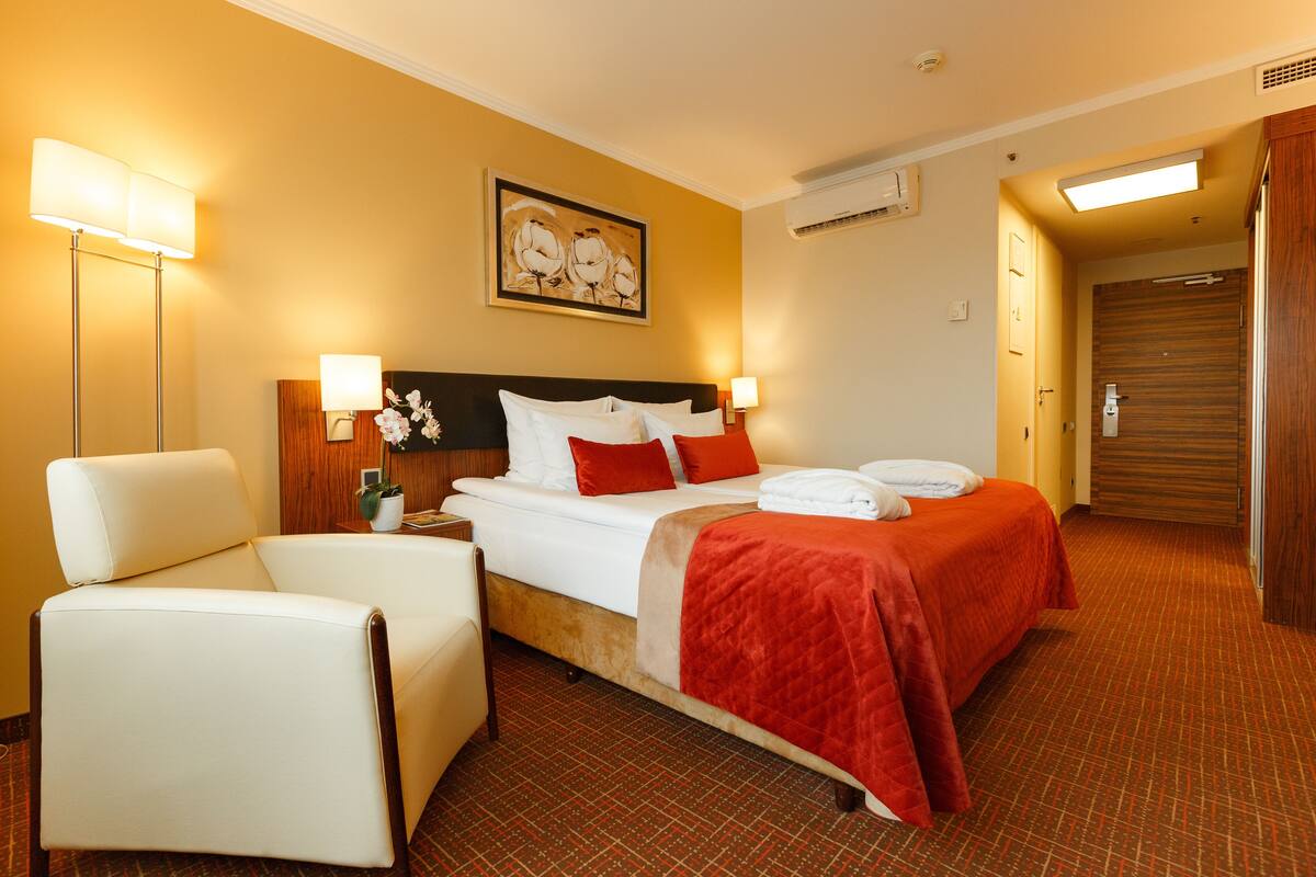 Quarto casal ou duplo standard (Atrium View) | Roupas de cama antialérgicas, frigobar, cofres nos quartos, escrivaninha