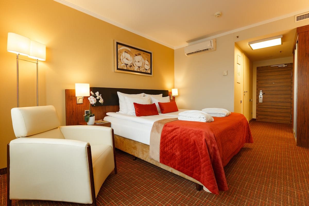 Standard Double or Twin Room (Atrium View) | 1 bedroom, hypo-allergenic bedding, minibar, in-room safe