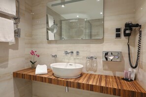 Suite Junior, 1 lit double ou 2 lits jumeaux | Salle de bain