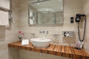Junior Suite, 1 Double or 2 Twin Beds | Bathroom | Rainfall showerhead, free toiletries, hair dryer, towels
