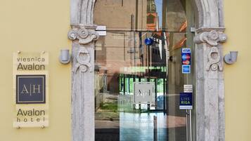Pintu masuk properti