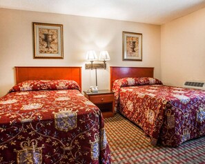 Desk, iron/ironing board, free WiFi, bed sheets - Rodeway Inn Paterson Great Falls Park Area (Paterson)