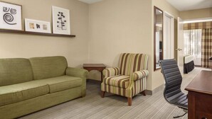 Suite, 1 Bedroom, Non Smoking | Peralatan tempat tidur premium, meja, langsir/tirai gelap terus 