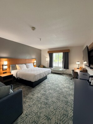 A hotel room with a bed, bedside tables, a desk, a chair, a TV, and a window with curtains. - Country Inn & Suites by Radisson, Lima (Lima)
