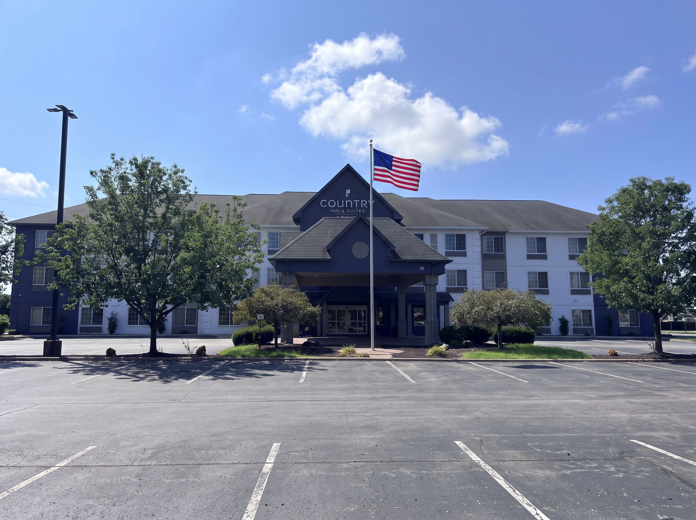 A Country Inn & Suites hotel with a parking lot in front.